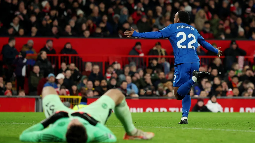 Eli Junior Kroupi z Bournemouthu se raduje poté, co vyrovnal zápas s Manchesterem U. na konečných 4:4