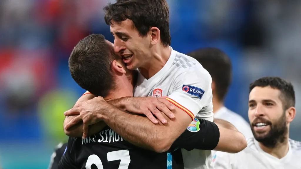 Mikel Oyarzabal se raduje s Unaiem Simonem
