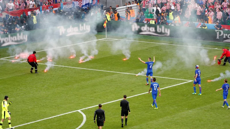 Chorvaty čeká po řádění fanoušků trest, UEFA ho vyřkne v pondělí