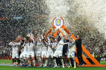 Hráči Aston Villy slaví triumf v Evropské lize