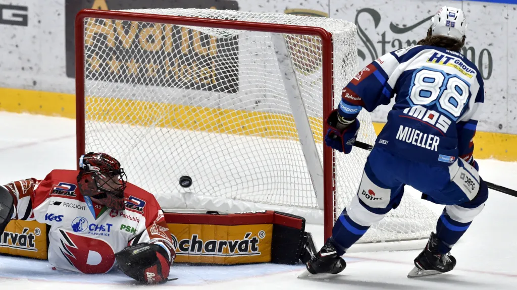 Peter Mueller z Brna překonává Dominika Frodla v brance Pardubic