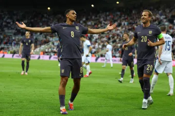 Trent Alexander-Arnold a Harry Kane oslavují gól Anglie