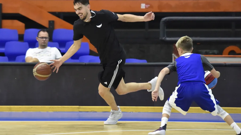 Tomáš Satoranský v akci na svém kempu pro děti