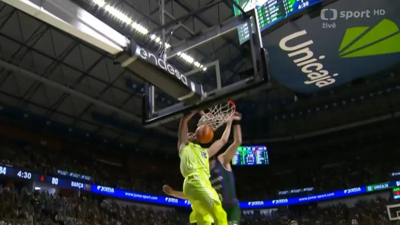 Parádní koš Tomáše Satoranského v zápase Barcelony s Málagou