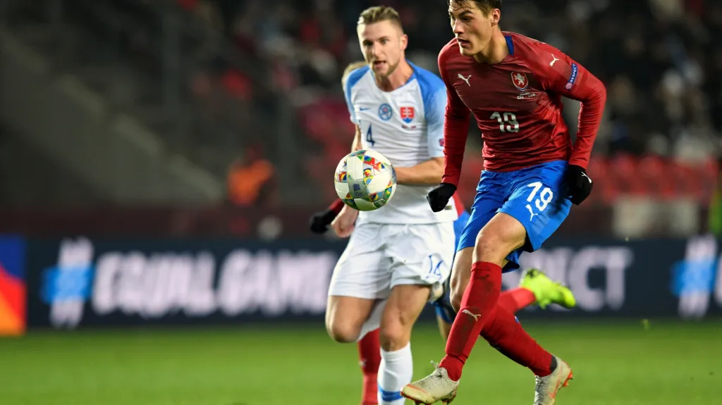 Patrik Schick střílí gól v utkání proti Slovensku