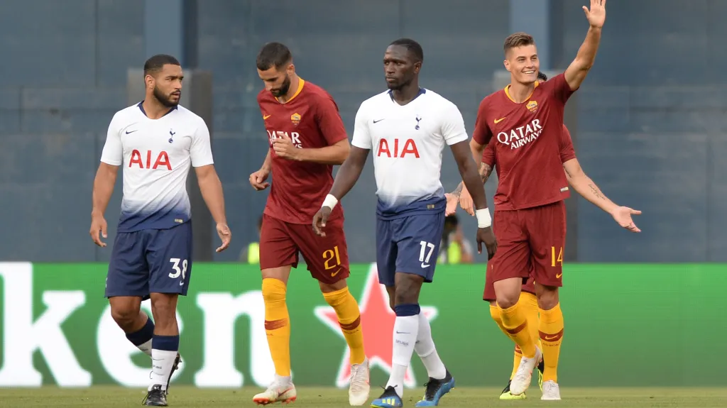 Patrik Schick (vpravo) se raduje z gólu proti Tottenhamu