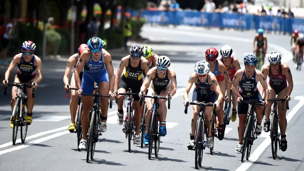 Vendula Frintová (č. 2) v triatlonovém závodu