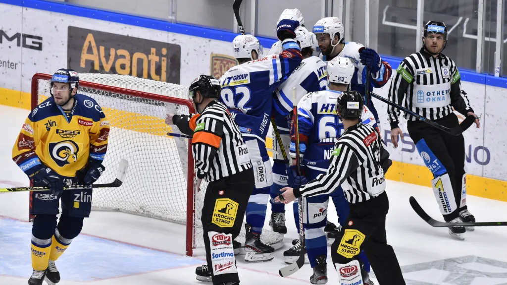 Hráči Brna se radují po gólu v brance Zlína