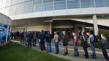 Desítky lidí čekaly na vstupenky před O2 arenou