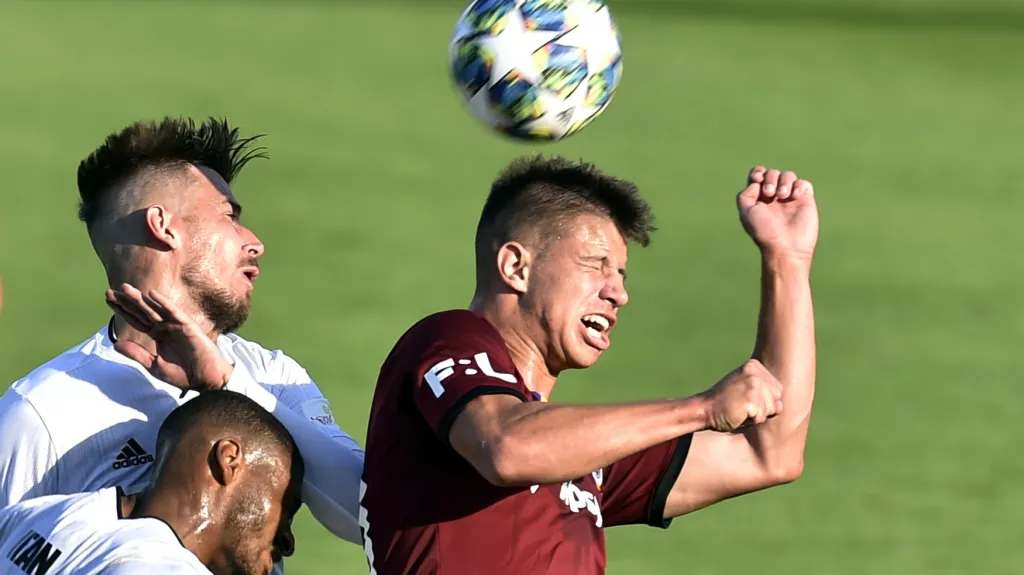 Adam Hložek v duelu s Karvinou