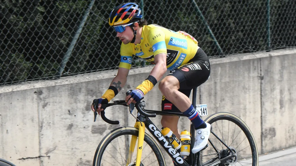 Primož Roglič ve žlutém na závodě Kolem Baskicka