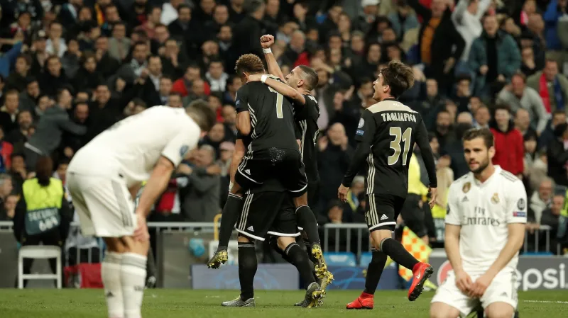 Fotbalisté Ajaxu slaví branku Dušana Tadiče na stadionu Realu Madrid