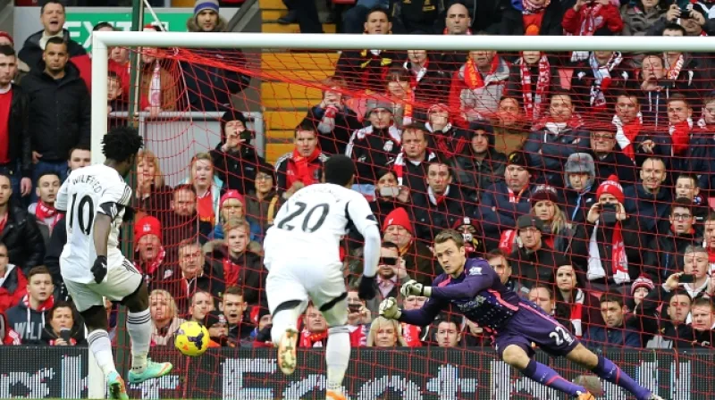 Bony Wilfried proměňuje penaltu proti Liverpoolu