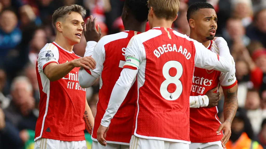 Fotbalisté Arsenalu se radují z gólu