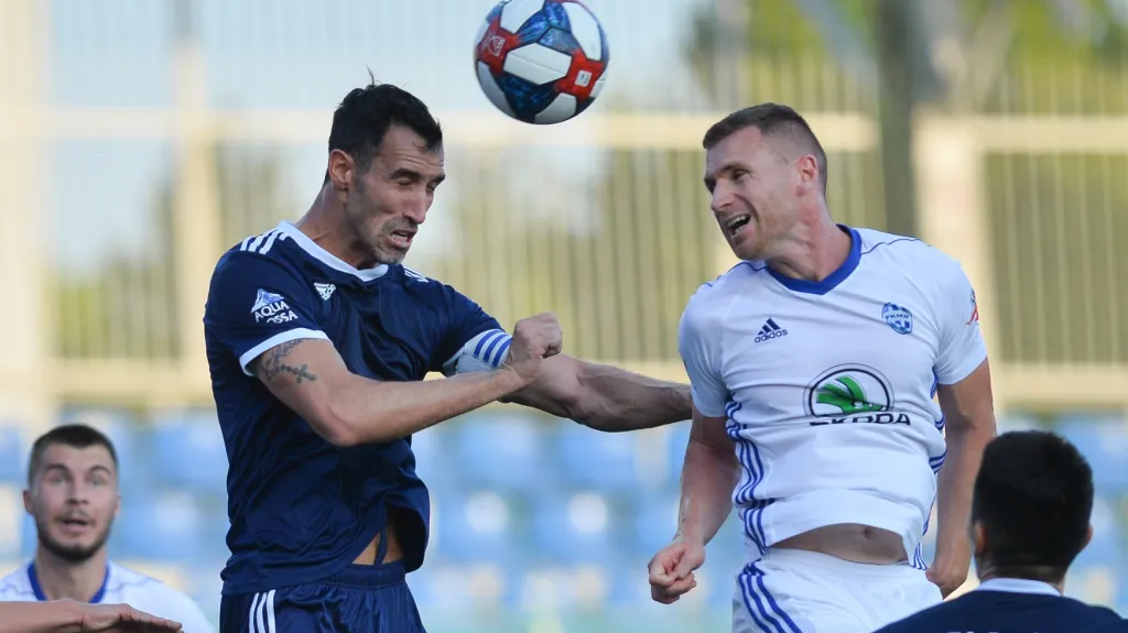 Pablo Fontanello z Ordabasy a Muris Mešanovič z Boleslavi v hlavičkovém souboji