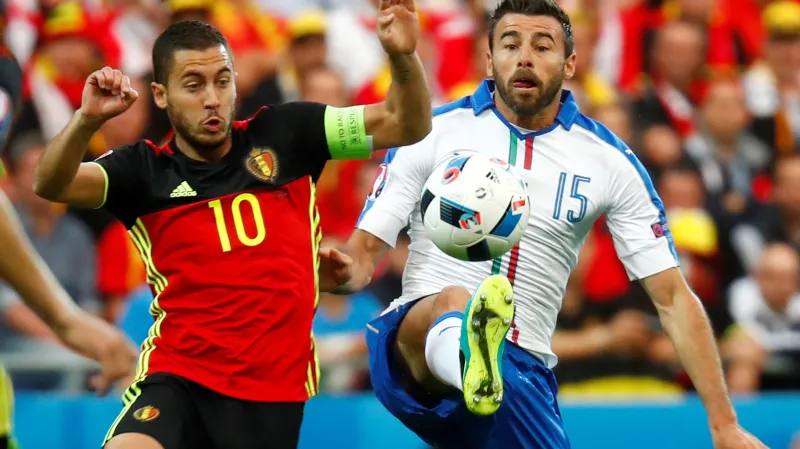 Belgičan Eden Hazard (vlevo) a Ital Andrea Barzagli v souboji o míč
