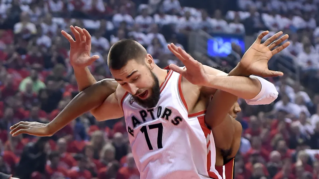 Faul na Hassana Whitesidea v utkání Toronto - Miami