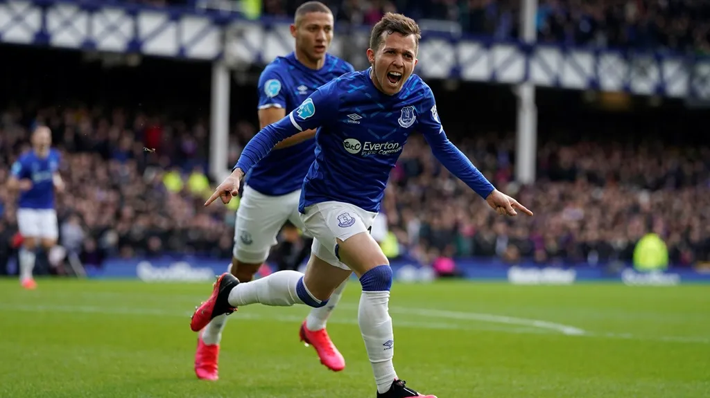 Bernard s Richarlisonem oslavují gól Evertonu v utkání Premier League
