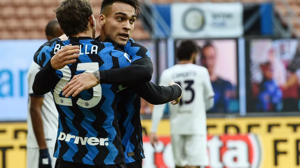Lautaro Martínez a Nicoló Barella se radují z gólu Interu Milán