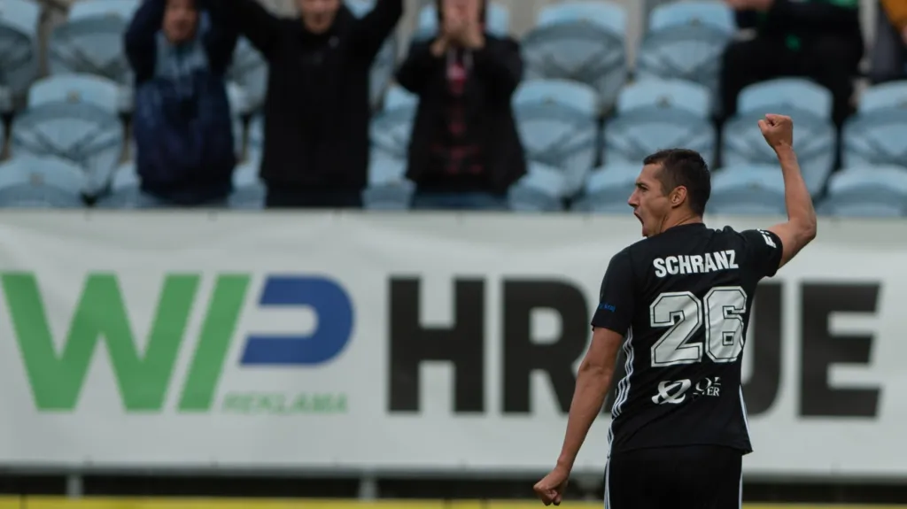 Forvard Českých Budějovic Ivan Schranz slaví gól