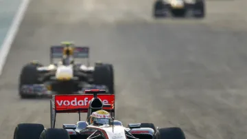 Lewis Hamilton se snaží setřást Sebastiana Vettela