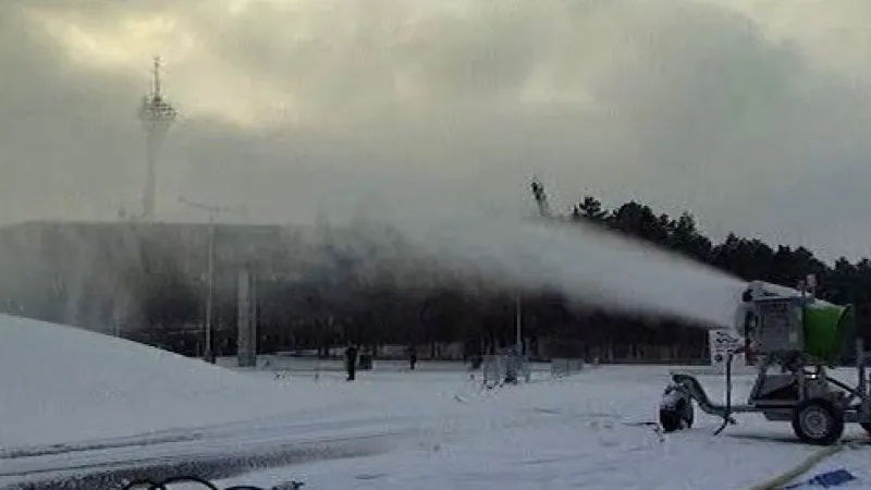 Zasněžování strahovské trati před Tour de Ski