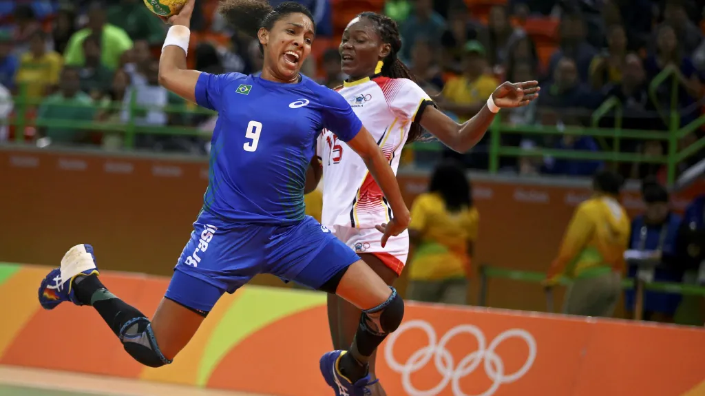 Brazilská házenkářka Belová střílí v duelu proti Angole