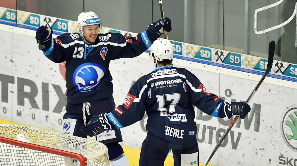 Jan Eberle slaví svou trefu s Petrem Strakou