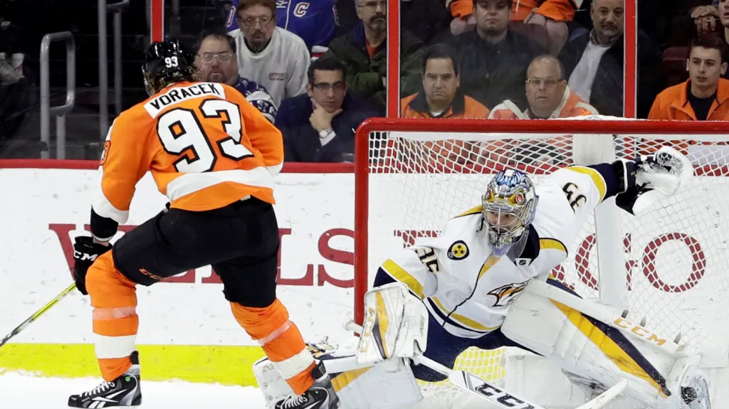 Jakub Voráček z Philadelphie se snaží překonat Pekku Rinneho z Nashvillu