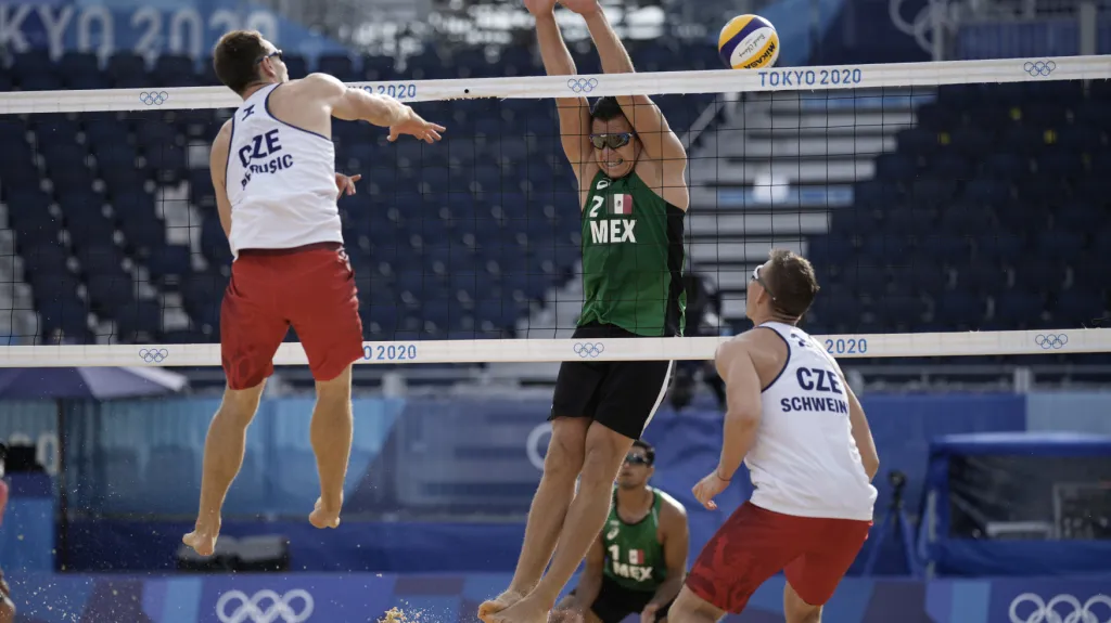Plážoví volejbalisté Ondřej Perušič a David Schweiner v utkání proti Mexičanům