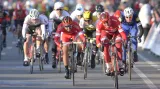 Alexander Kristoff (vpravo) poráží Nacera Bouhanniho