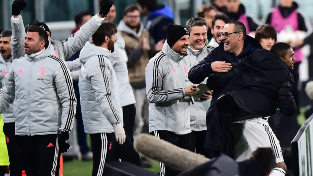 Trenér Juventusu Maurizio Sarri se raduje se svými svěřenci