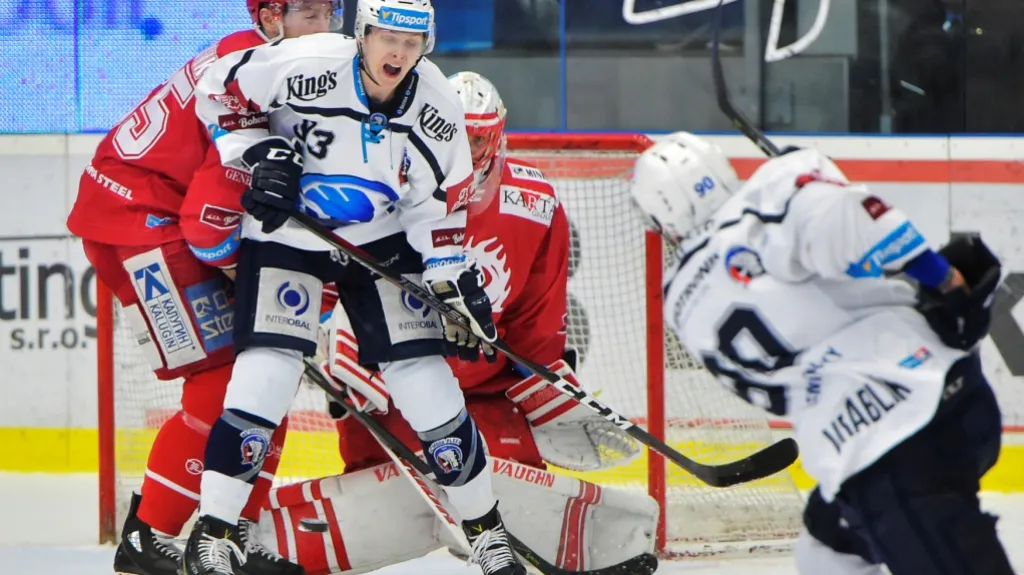 Plzeňský Roman Vráblík střílí na třineckou branku