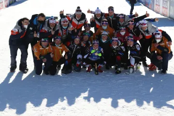 Markéta Davidová se zlatou medailí z MS slaví s českým týmem