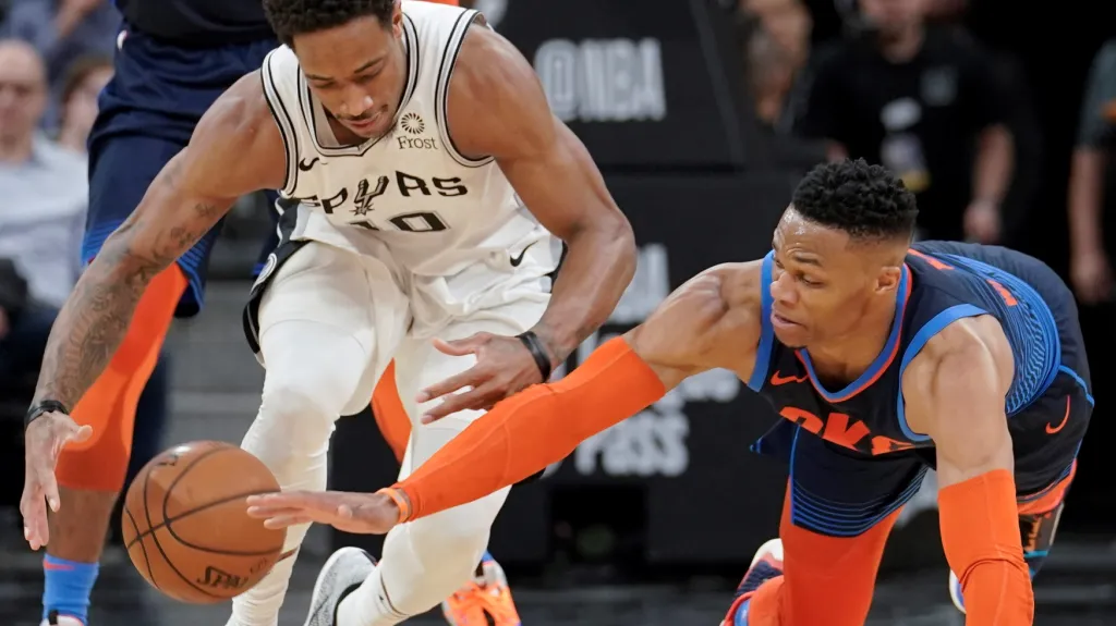 DeMar DeRozan v souboji o míč s Russelem Westbrookem