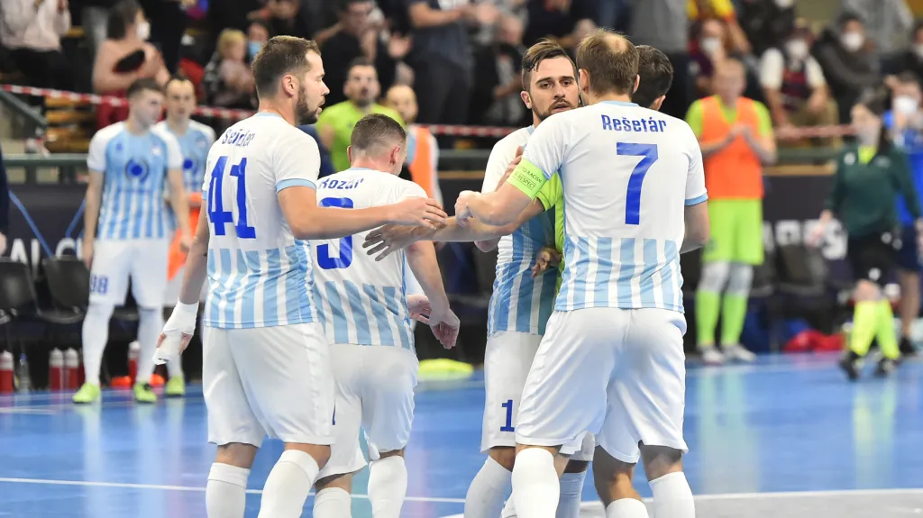 Oslavující futsalisté Plzně