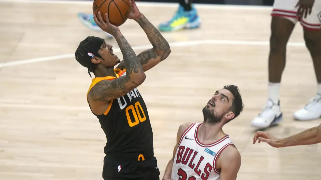 Jordan Clarkson a Tomáš Satoranský