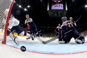 Július Hudáček inkasuje branku v utkání s USA