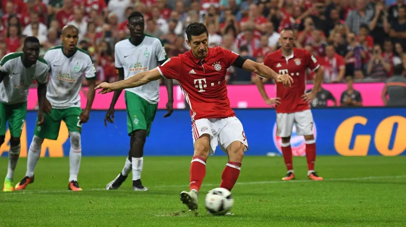 Robert Lewandowski skóruje do sítě Werderu Brémy