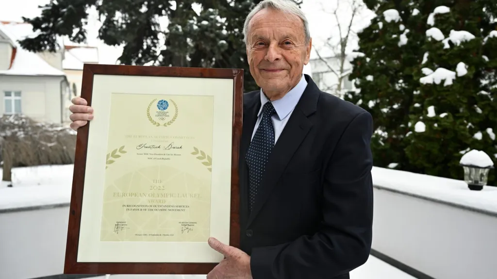 František Dvořák přebírá ocenění European Olympic Laurel Award