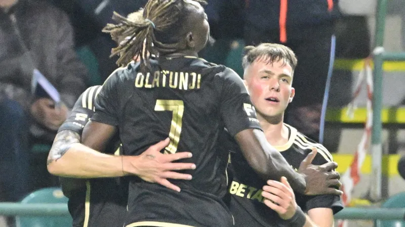 Michal Ševčík (vpravo) oslavuje se spoluhráči ze Sparty gól