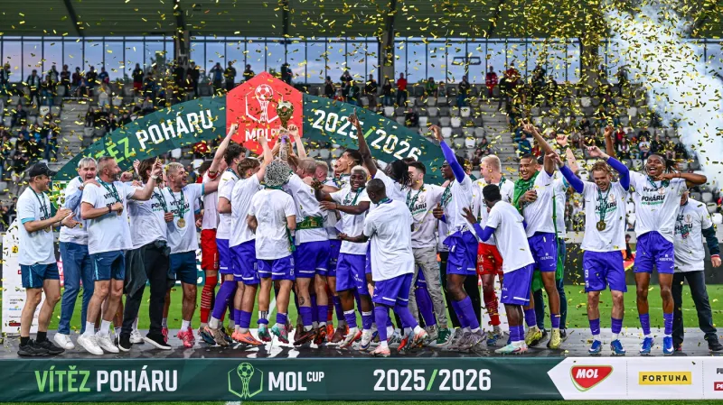 Hráči Karviné slaví vítězství v domácím poháru