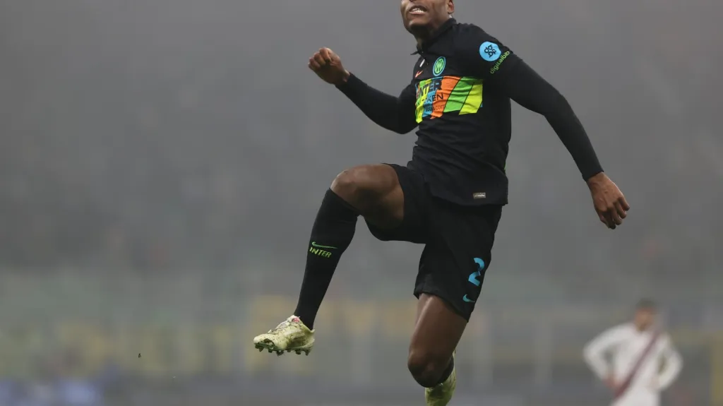 Denzel Dumfries z Interu oslavuje gól