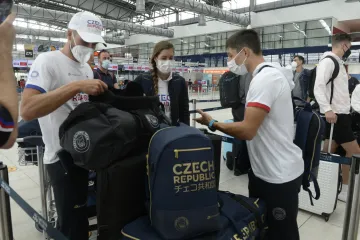 Vodní slalomáři (zleva) Lukáš Rohan, Kateřina Kudějová a Jiří Prskavec před odletem na olympijské hry do Tokia