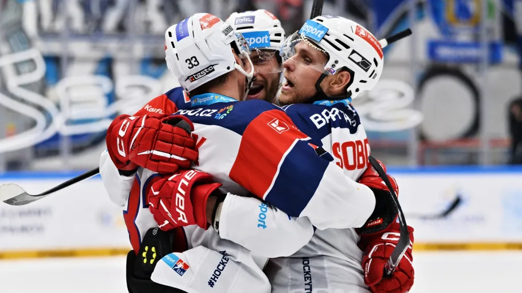 Vladimír Sobotka (vpravo) se raduje se spoluhráči z Pardubic