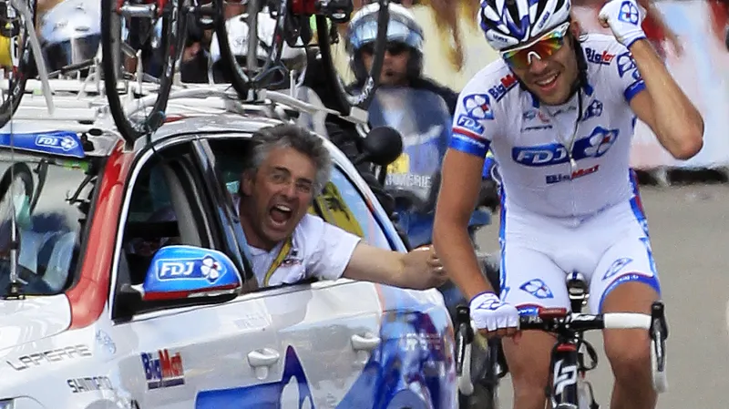 Thibaut Pinot vyhrává svou první etapu na Tour (2012). Marc Madiot si v autě málem přivodí infarkt
