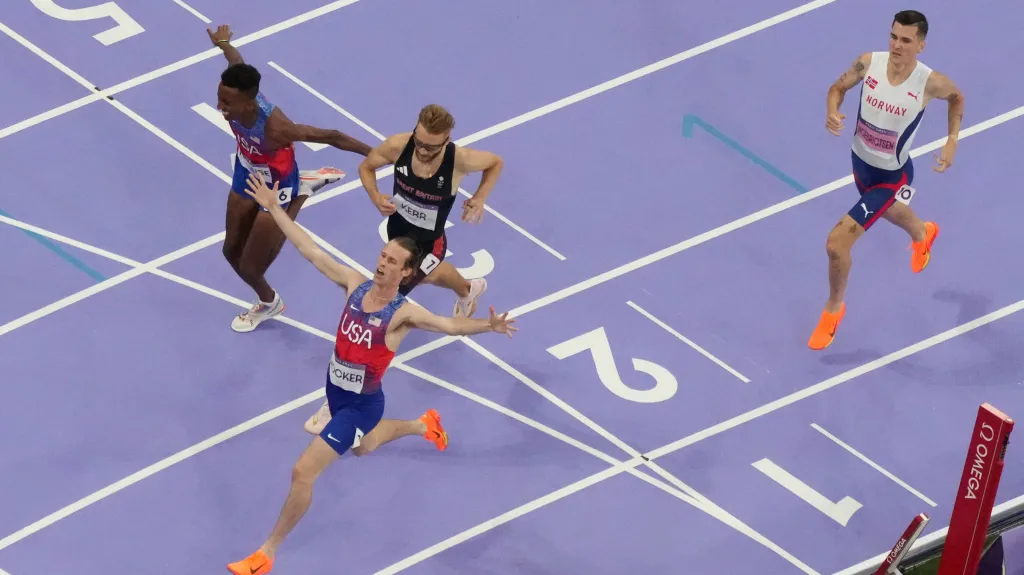 Cole Hocker se raduje v cíli po mílařském finále