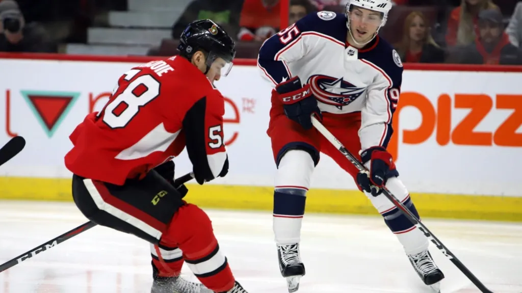 Matt Duchene v bílém dresu Columbusu v utkání proti Ottawě