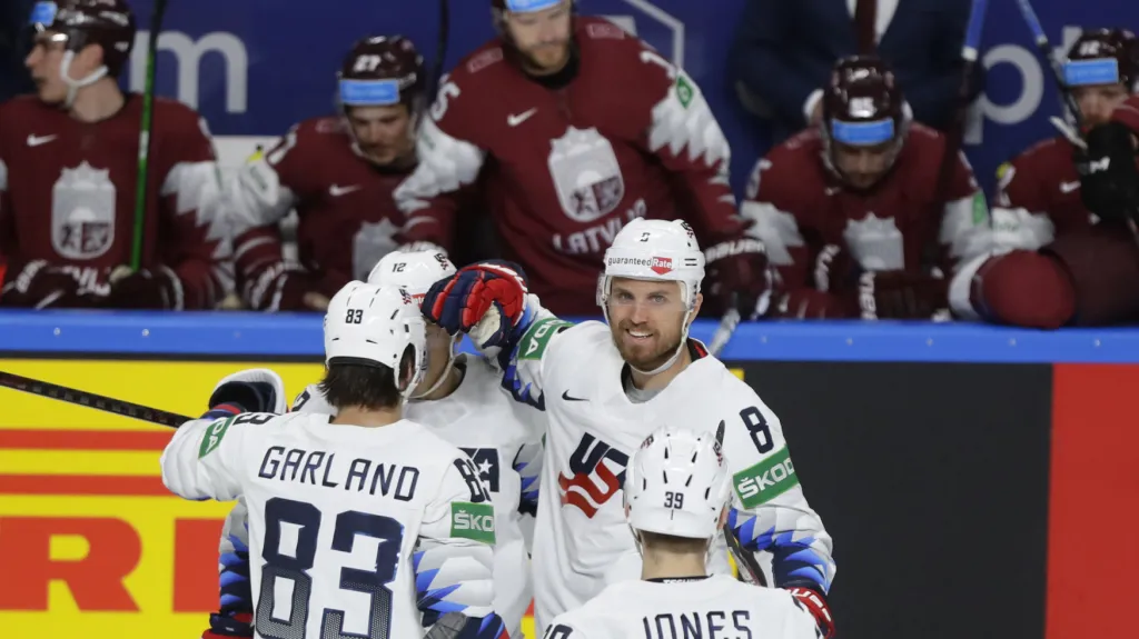 Americký bek Matt Tennyson slaví gól proti Lotyšsku