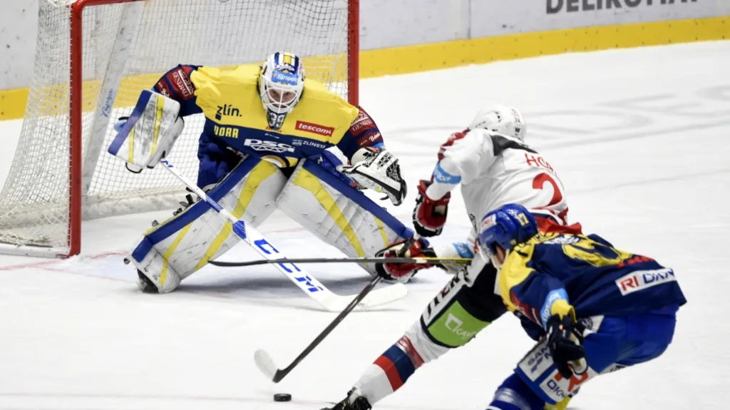 Brankář Zlína Libor Kašík v akci v utkání proti Pardubicím